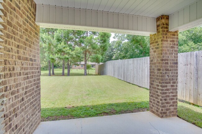 Building Photo - Spacious 4BD/2BA Brick Home Near Navy Federal