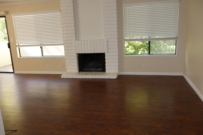 Building Photo - Beautiful Condo close to Downtown!