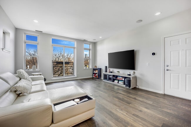 Building Photo - 947 W 14th Pl