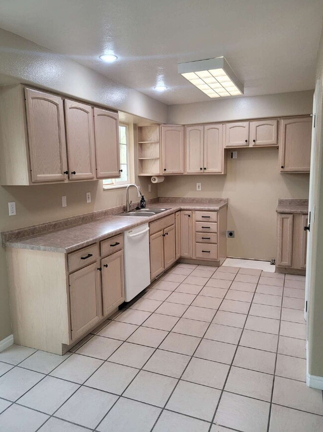 Building Photo - "Spacious 5-Bedroom home with 3.5 Baths and fenced yard!"