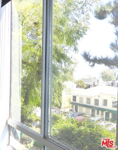 Building Photo - 1211 Sunset Plaza Dr