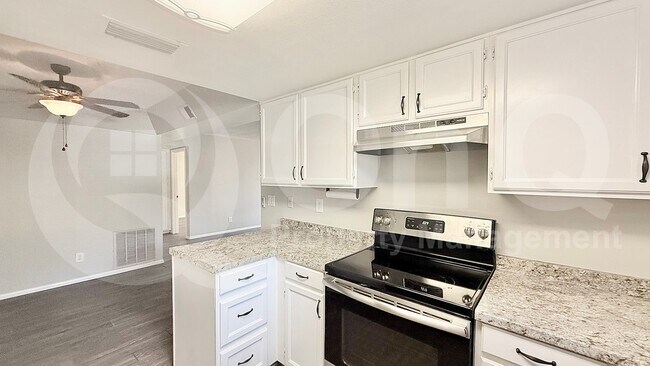 Building Photo - 925 N College Ave