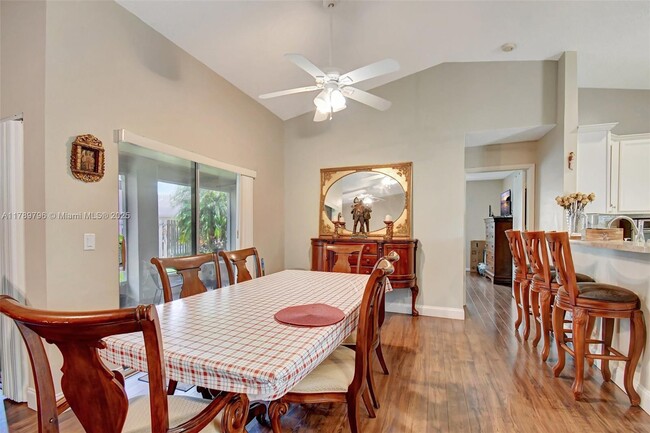 Building Photo - 303 E Riverbend Dr