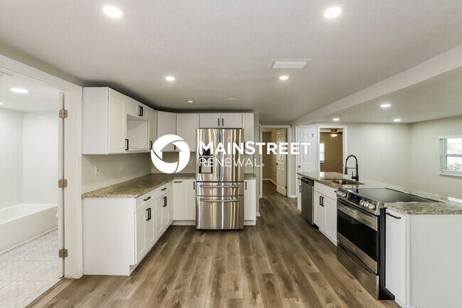 Building Photo - 3 Bedroom Pet-Friendly Home in ST PETERSBURG, FL with Main Street Renewal