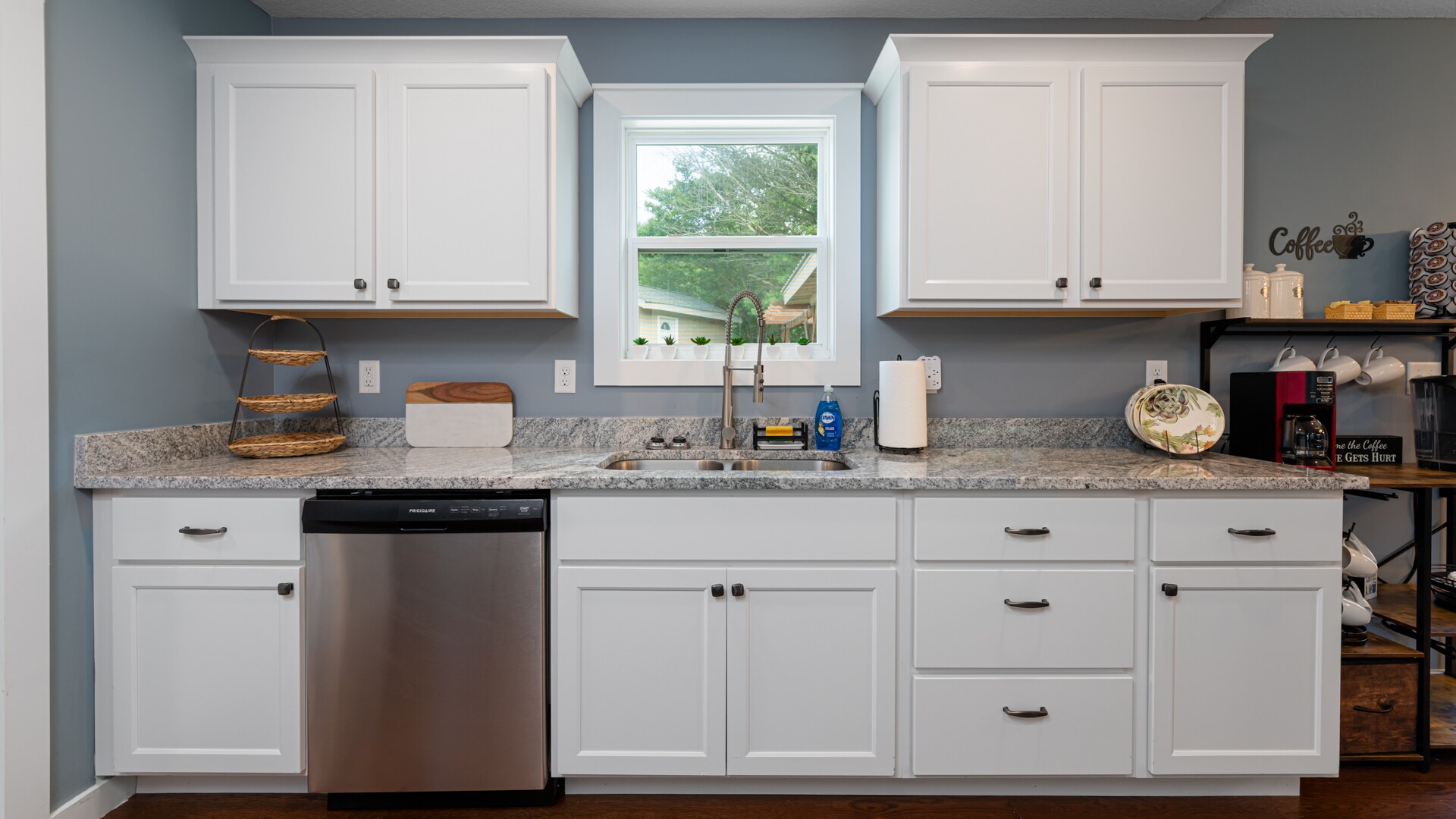 Quartz Countertops With Tons Of Cabinet Space - 664 Old Fort Rd