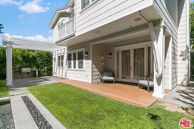 Building Photo - 14917 Valley Vista Blvd