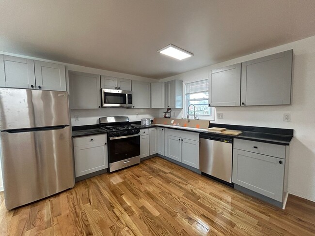 Building Photo - Newly Renovated 5 Bedroom 2 Bathroom Singl...