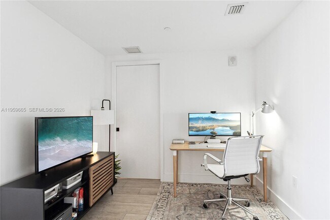 Building Photo - 121 NE 34th St