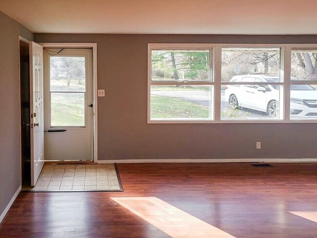 Building Photo - For Rent: 3 Bedroom Home with a Sunroom and Garage! Nice yard!