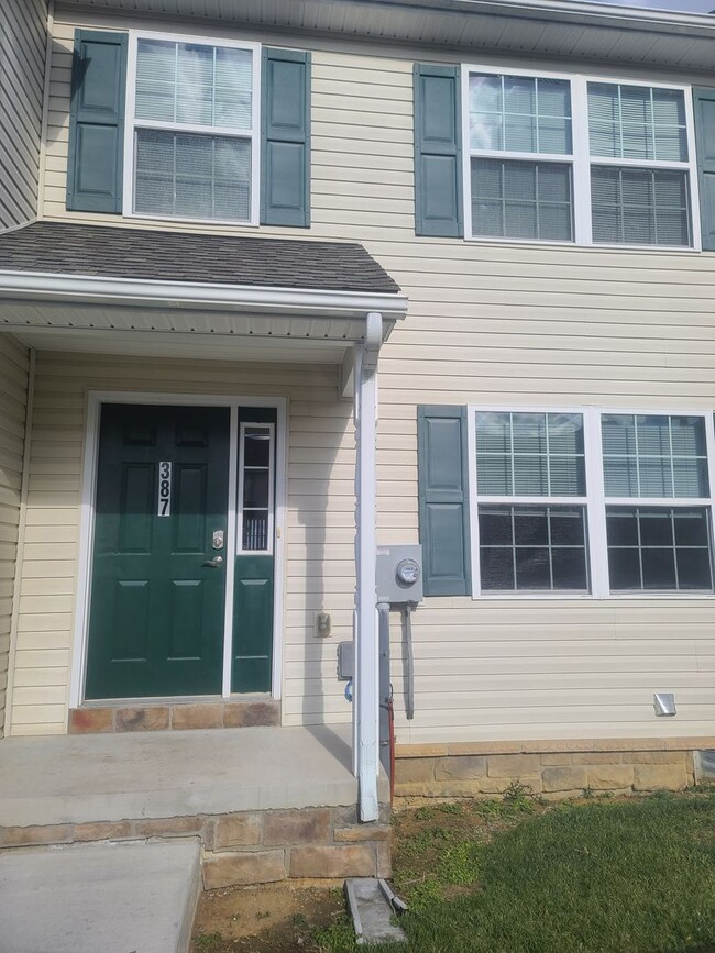 Primary Photo - 3 Bedroom Townhome for Rent in Waynesboro