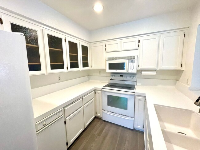 Building Photo - Spacious Remodeled Condo in desireable Com...