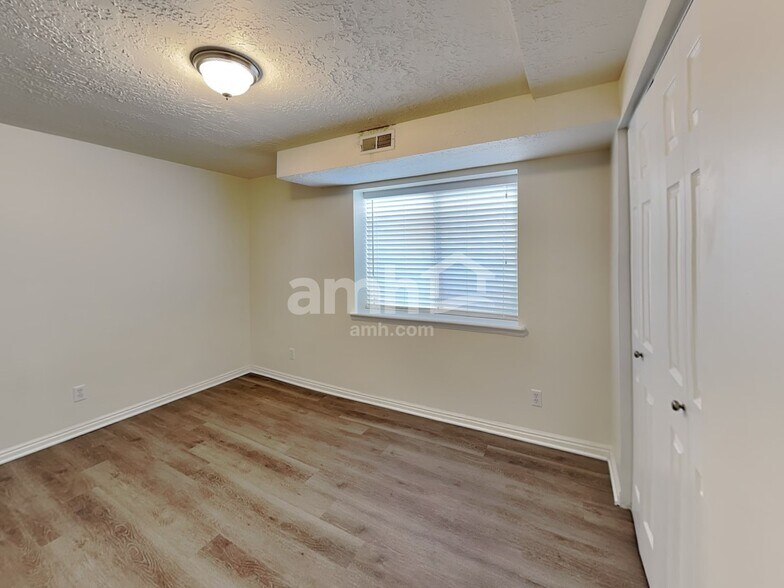 Building Photo - 817 Country Club Dr