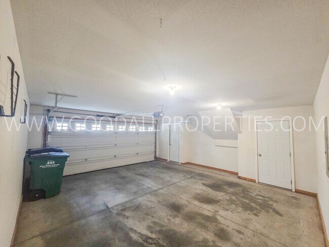 Building Photo - 2-Bedroom, 2.5-Bath Urbandale Townhome with Attached 2-Car Garage