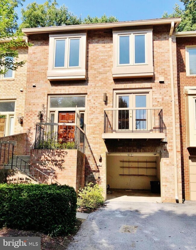 Primary Photo - Newly Renovated 3 Level Townhome!