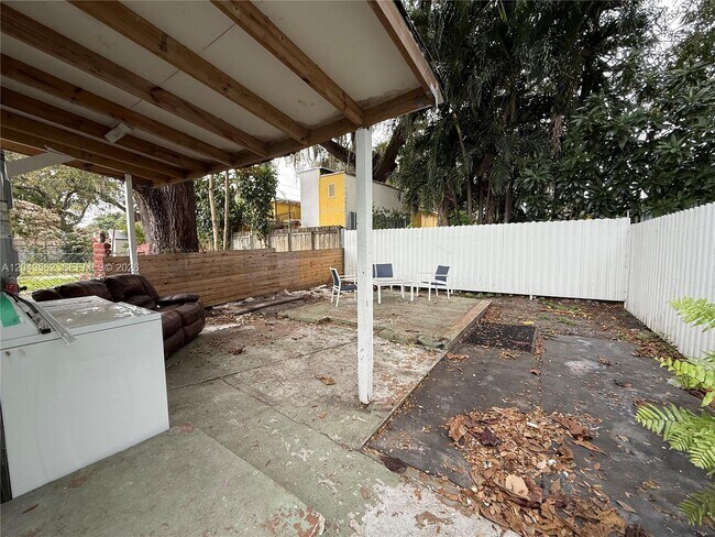 Building Photo - 1122 NW 32nd Ct
