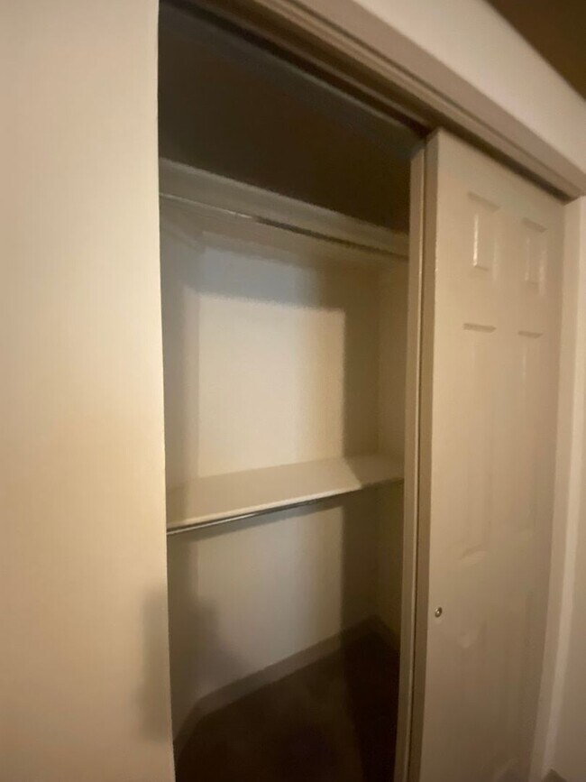 Building Photo - Beautiful 4 Bedroom, 3 Bathroom Home! Avai...