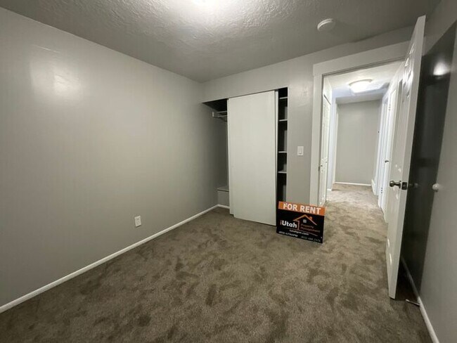 Building Photo - 3 bedroom 1.5 bathroom Duplex