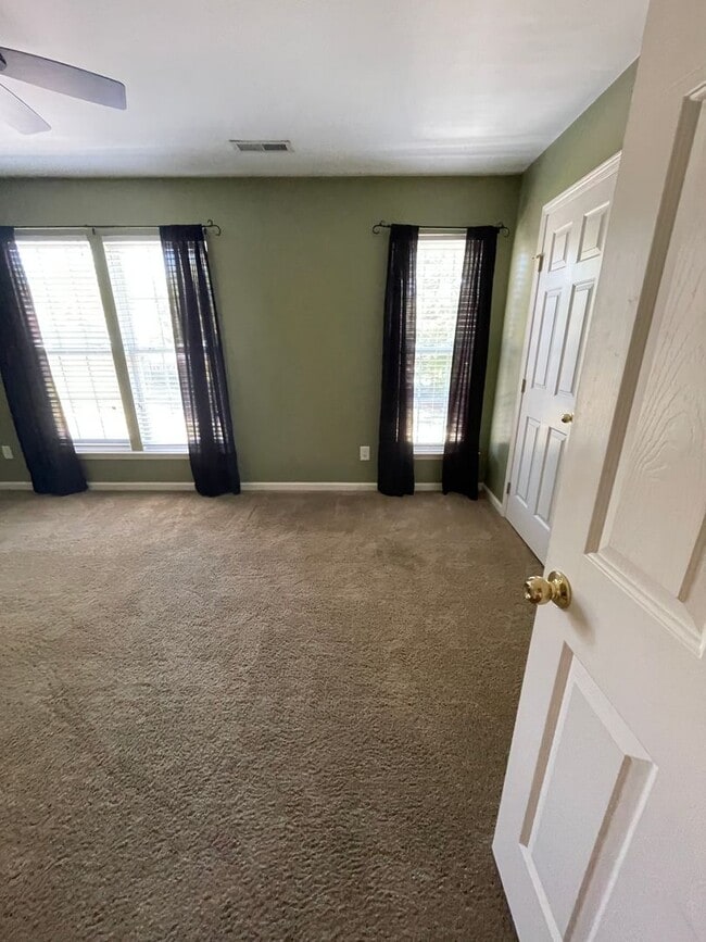 Building Photo - Hadley Commons 2 Bedroom 2.5 Bath Townhome Minutes from Bridgeway Station !!