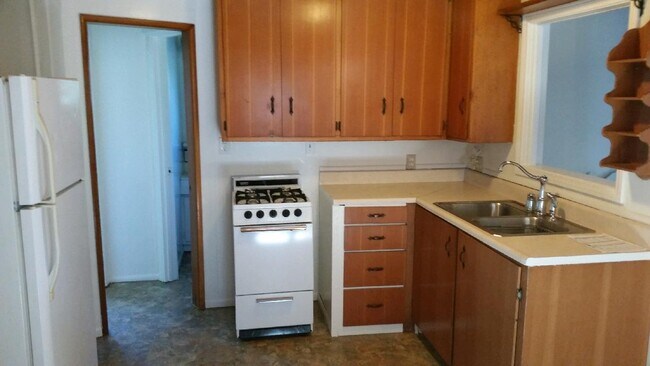 gas stove - 1147 Bonilla Dr