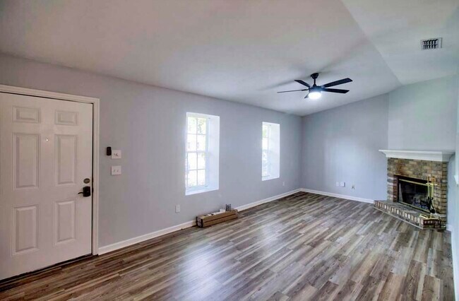 Building Photo - 425 High Point Ln