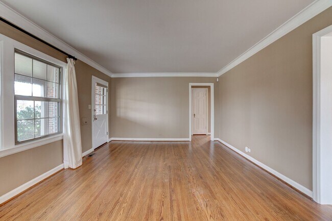 Building Photo - 3 Bed | 1 Bath in Midtown!