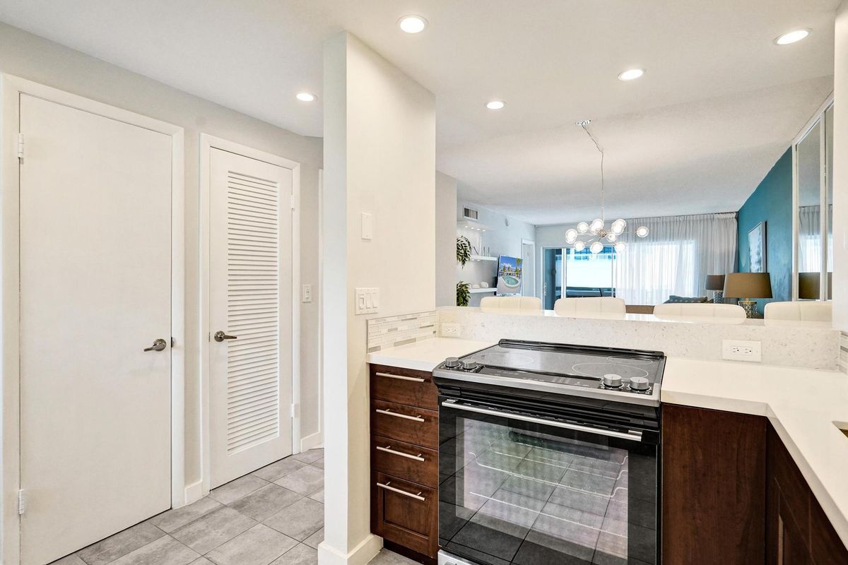 Building Photo - 450 Paradise Isle Blvd