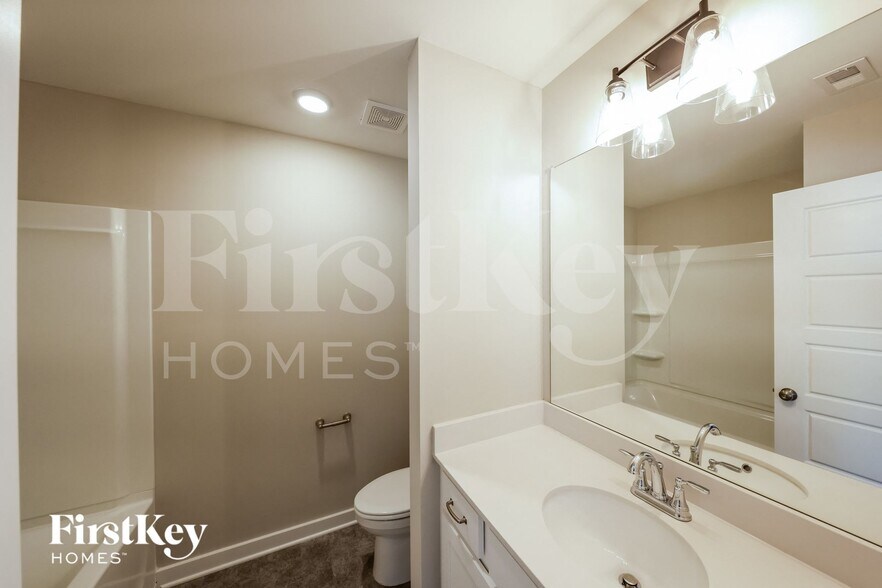 Building Photo - 211 Creek Run Way