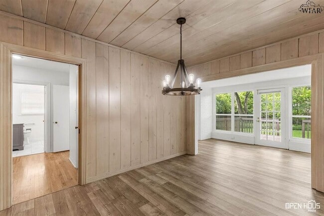 Building Photo - 2409 Martin St