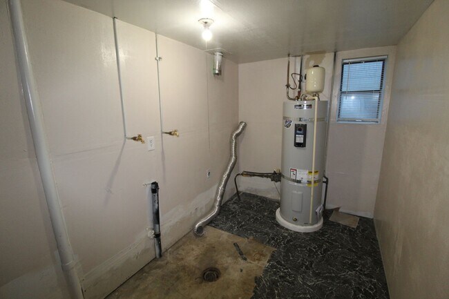 Building Photo - 623 E Sanson Ave