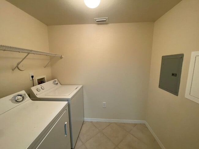 Building Photo - Spacious 2BR/2BA First-Floor Condo with Garage