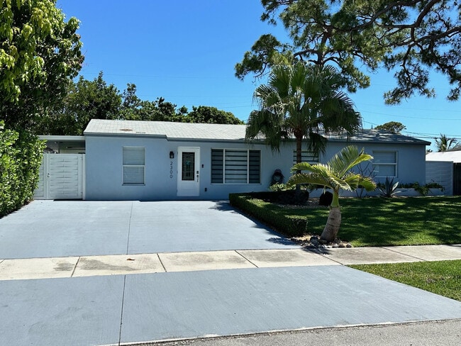 Building Photo - 2300 SW 43rd Terrace