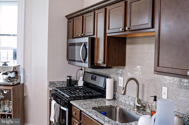 Building Photo - 1734 Bolton St