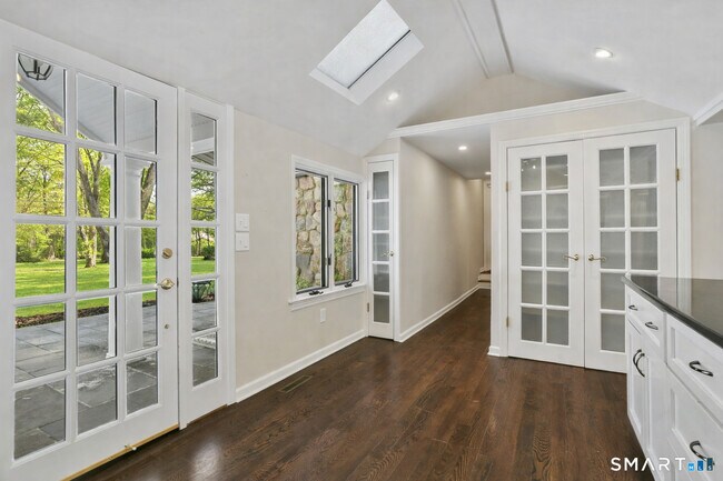 Building Photo - 815 Valley Rd