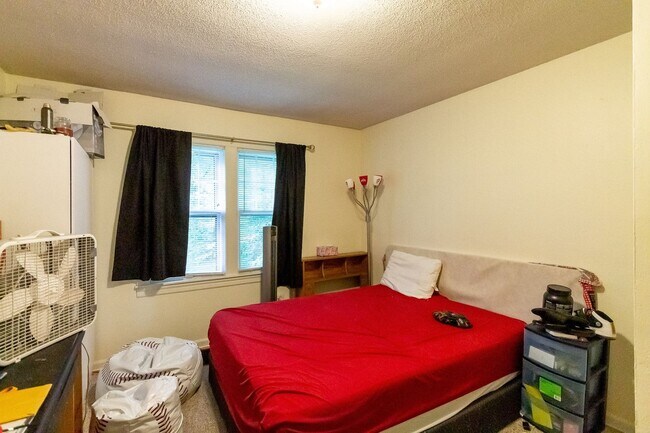 Building Photo - Updated Kitchen