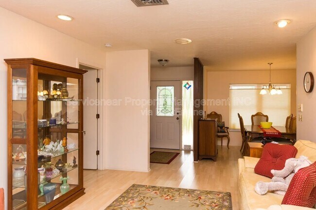 Building Photo - 423 Whispering Oaks Ct