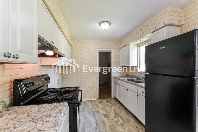 Building Photo - 1933 Sloan Ave