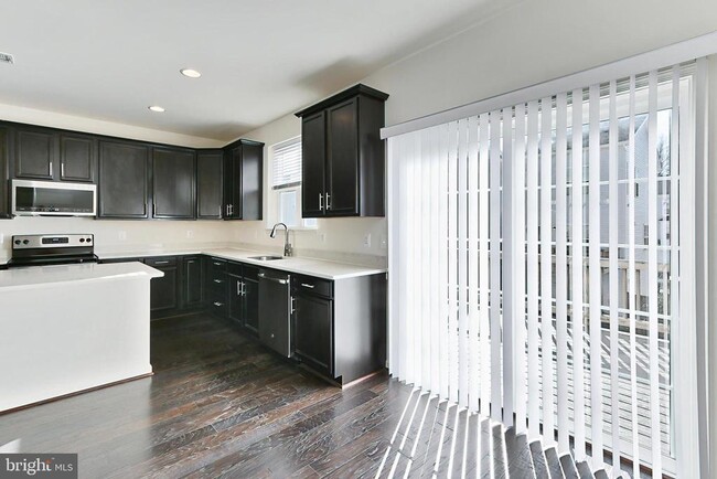 Building Photo - 210 Apsley Terrace