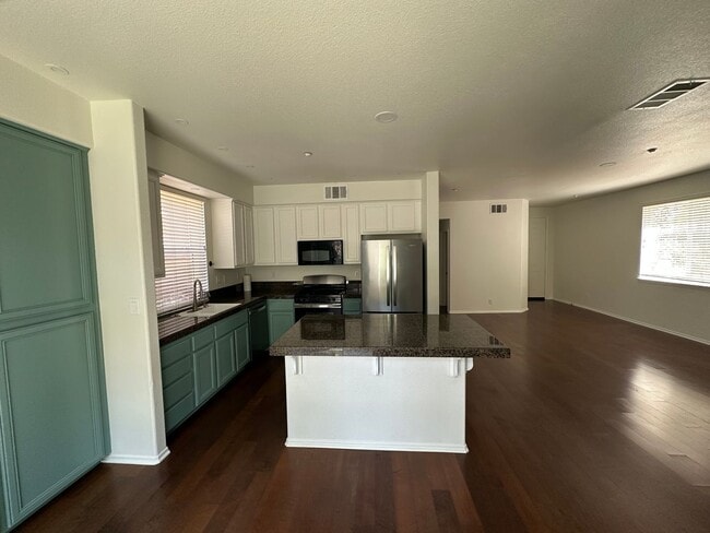 Building Photo - AVAILABLE NOW!!! 3 Bedroom 3 bath Private OASIS backyard in Vista, CA.