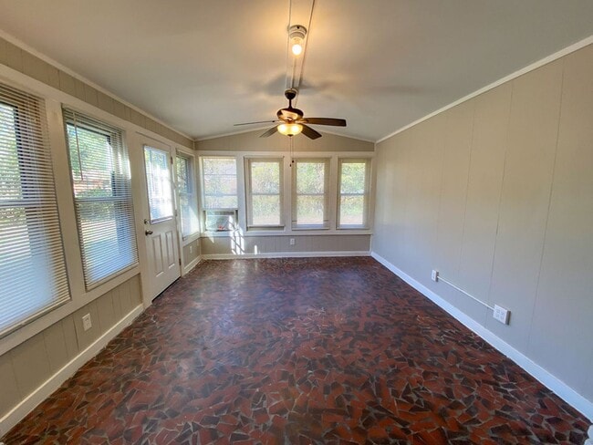 Building Photo - Large 3 bedroom 2 bath home in Whitehaven recently renovated