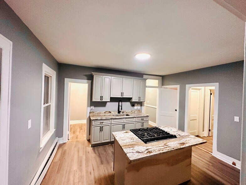 Building Photo - 258 Burritt St