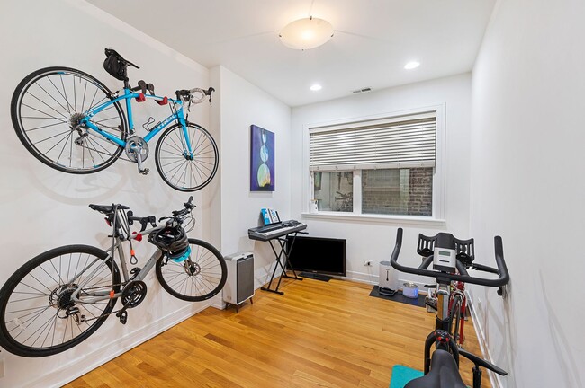 Building Photo - WICKER PARK - ULTRA MODERN 3BD/2BTH COND FOR RENT!