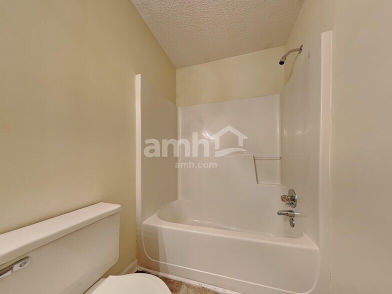 Building Photo - 401 Streamview Ln