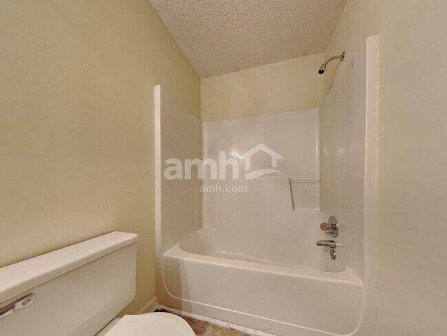 Building Photo - 401 Streamview Ln