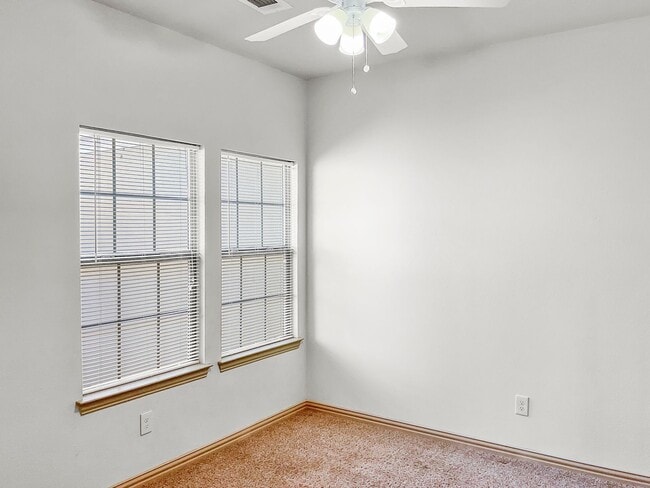 Building Photo - Move-In Ready Townhome Near I-30 & Arlington Entertainment!