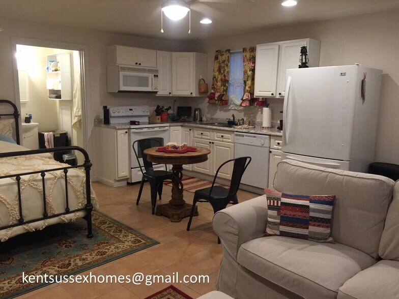 Full kitchen with dishwasher, stove, full fridge, microwave - 206 Harrington Avenue