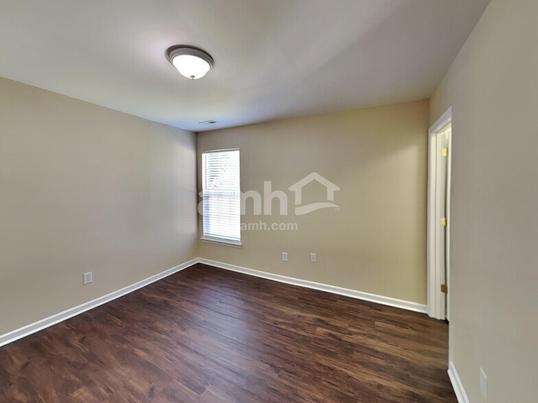 Building Photo - 138 Edgington St