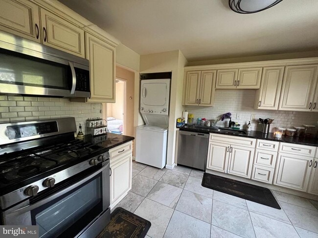 Building Photo - 890 Belfry Dr