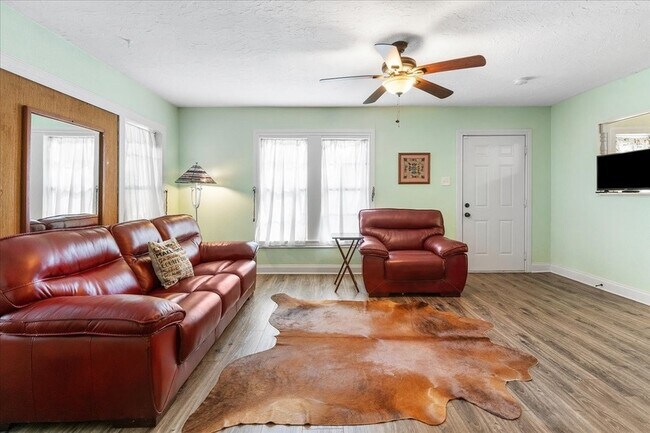 Building Photo - 259 Hiland Ln