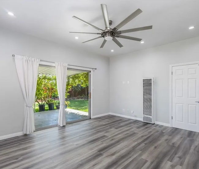 Building Photo - BEAUTIFUL 2 BEDROOM 2 BATH HOME