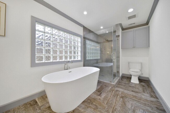 Building Photo - 10042 Briar Forest Dr